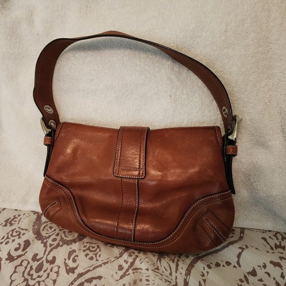 Stylish Coach brown leather purse with front pocket and silver metal clasps - Picture 2 of 4